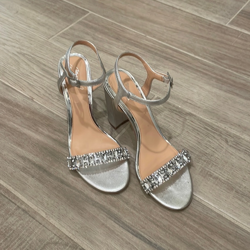 Badgley mischka size 8 silver block heel embellished formal sandals